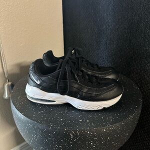 Nike Black and White Sneakers with Cushioned Midsole
